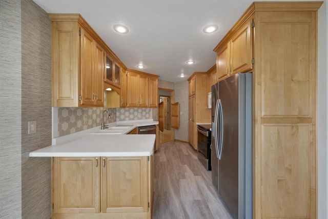 518 N LANGLADE AVENUE, Green Bay, WI 54301