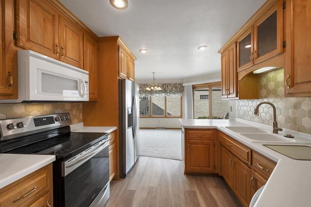 518 N LANGLADE AVENUE, Green Bay, WI 54301
