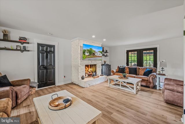 105 GRADE RD, Falling Waters, WV 25419