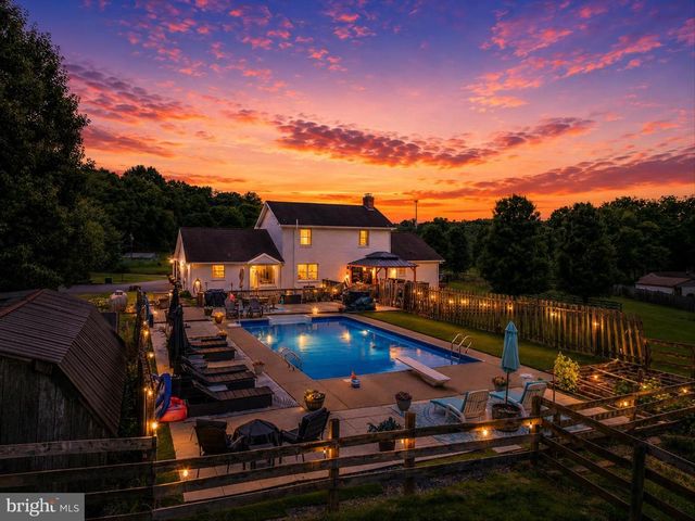 105 GRADE RD, Falling Waters, WV 25419
