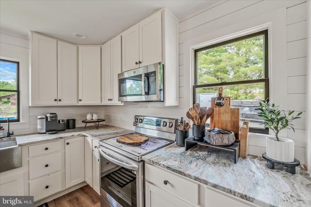 105 GRADE RD, Falling Waters, WV 25419