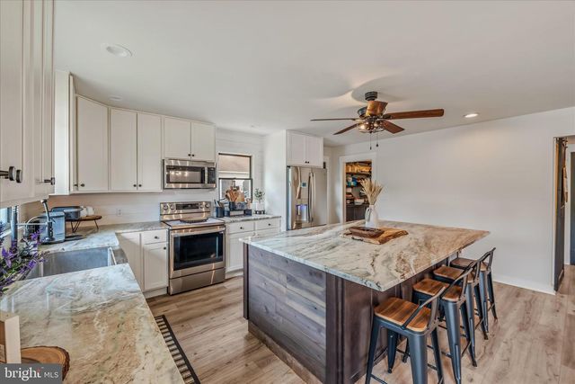 105 GRADE RD, Falling Waters, WV 25419