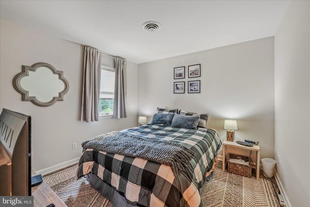 105 GRADE RD, Falling Waters, WV 25419