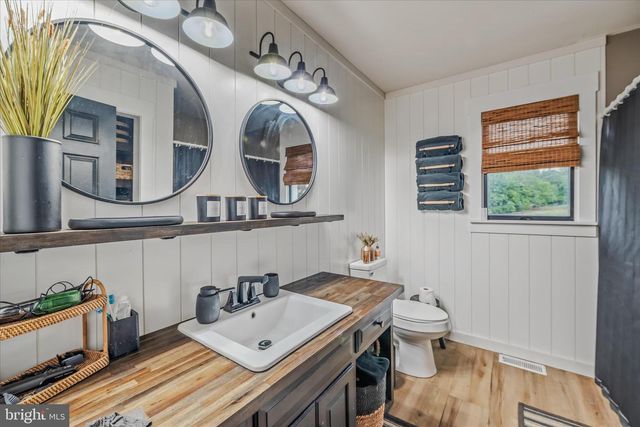 105 GRADE RD, Falling Waters, WV 25419