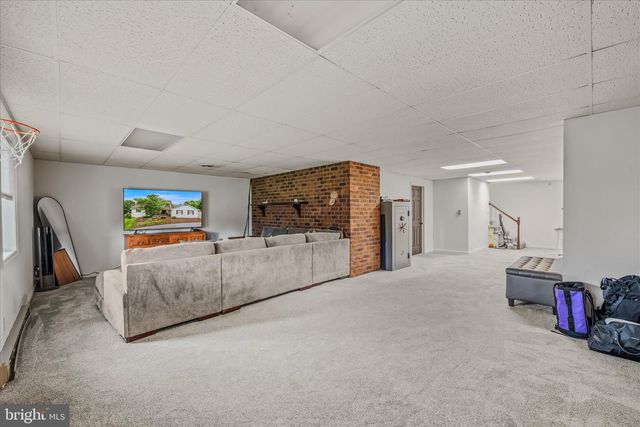 105 GRADE RD, Falling Waters, WV 25419