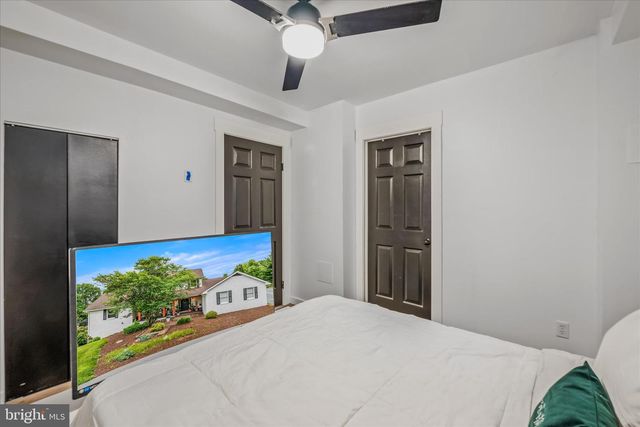 105 GRADE RD, Falling Waters, WV 25419