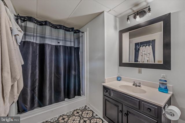 105 GRADE RD, Falling Waters, WV 25419