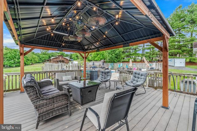 105 GRADE RD, Falling Waters, WV 25419