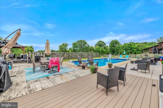 105 GRADE RD, Falling Waters, WV 25419