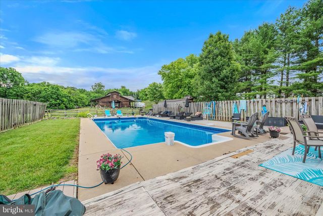 105 GRADE RD, Falling Waters, WV 25419