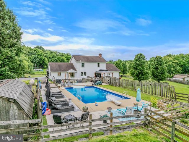 105 GRADE RD, Falling Waters, WV 25419