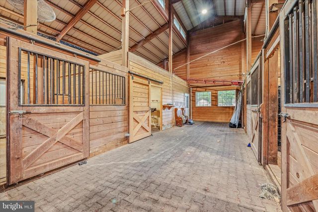 105 GRADE RD, Falling Waters, WV 25419