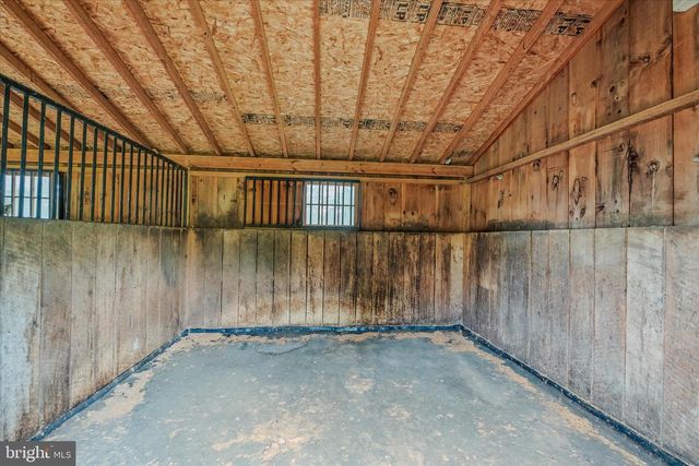 105 GRADE RD, Falling Waters, WV 25419