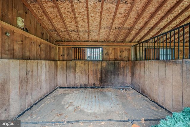 105 GRADE RD, Falling Waters, WV 25419