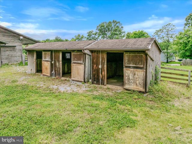 105 GRADE RD, Falling Waters, WV 25419