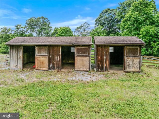 105 GRADE RD, Falling Waters, WV 25419