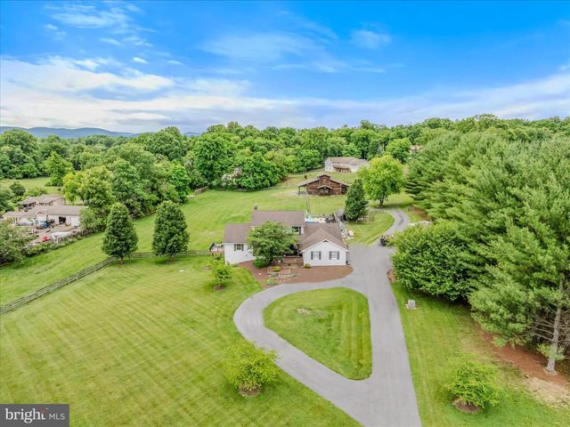 105 GRADE RD, Falling Waters, WV 25419