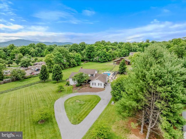 105 GRADE RD, Falling Waters, WV 25419