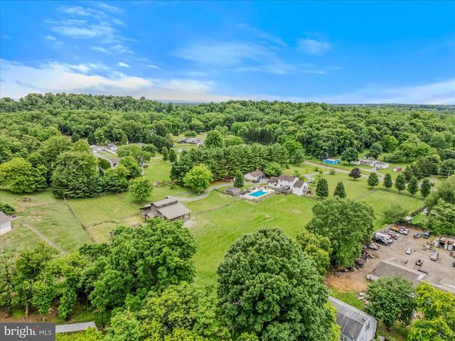 105 GRADE RD, Falling Waters, WV 25419