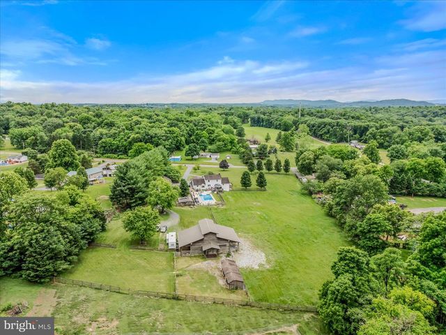 105 GRADE RD, Falling Waters, WV 25419