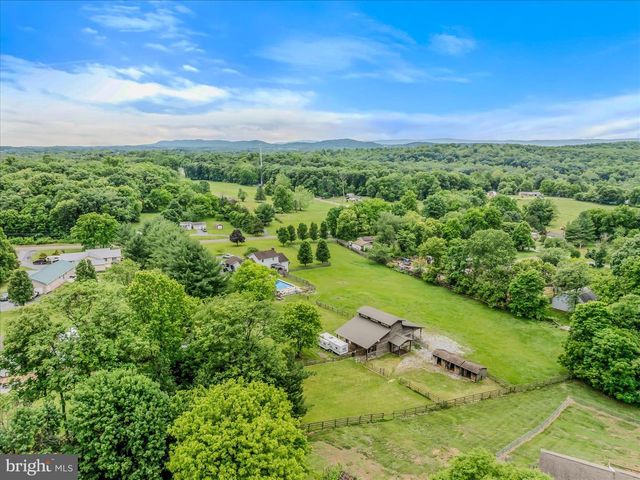 105 GRADE RD, Falling Waters, WV 25419