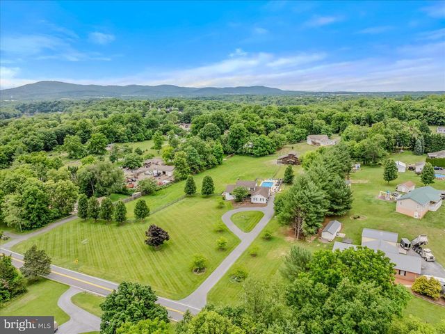 105 GRADE RD, Falling Waters, WV 25419