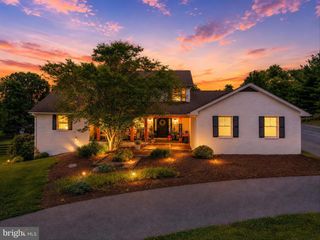 105 GRADE RD, Falling Waters, WV 25419