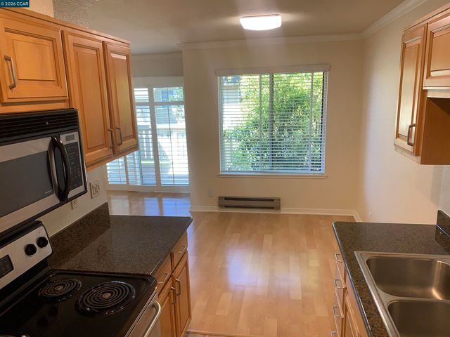 96 Lakeshore Ct, Richmond, CA 94804