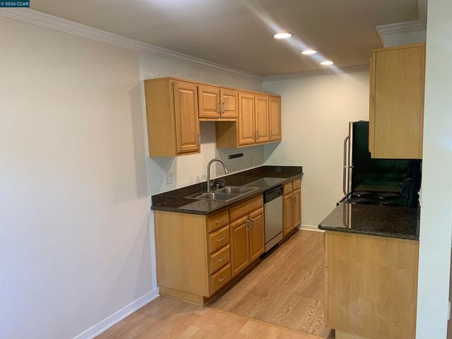 96 Lakeshore Ct, Richmond, CA 94804