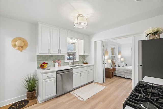 1301 E Norwich AVENUE, Saint Francis, WI 53235