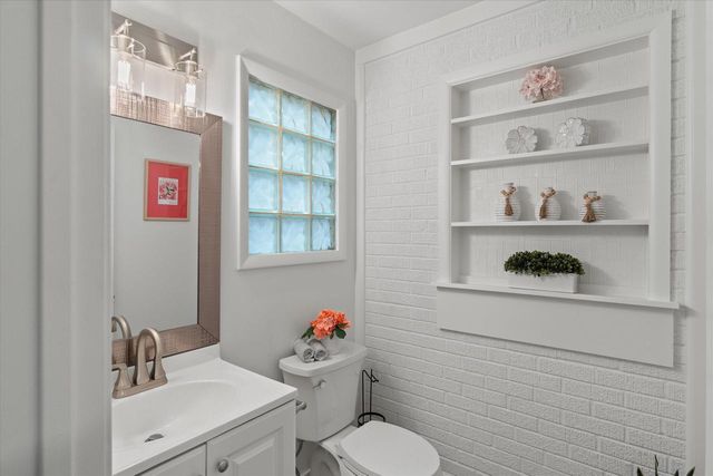 1301 E Norwich AVENUE, Saint Francis, WI 53235