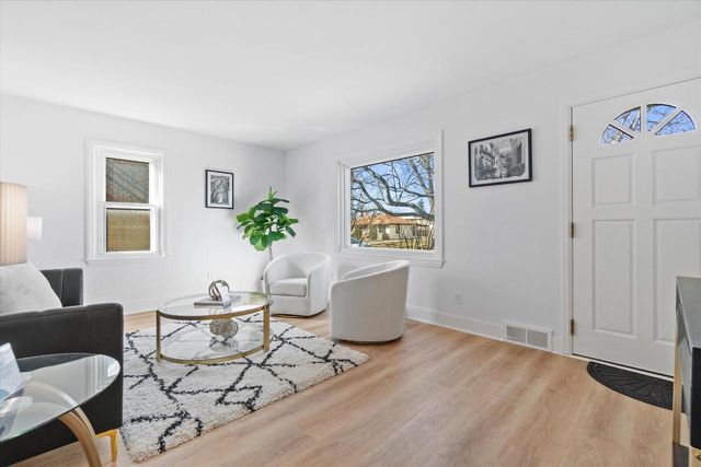 1301 E Norwich AVENUE, Saint Francis, WI 53235