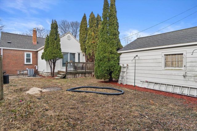 1301 E Norwich AVENUE, Saint Francis, WI 53235