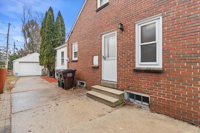 1301 E Norwich AVENUE, Saint Francis, WI 53235