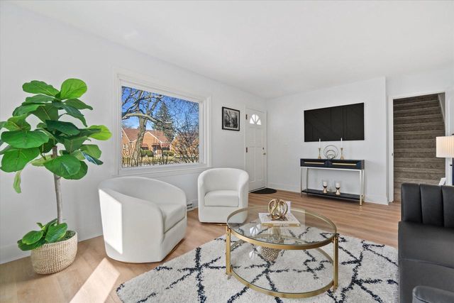 1301 E Norwich AVENUE, Saint Francis, WI 53235