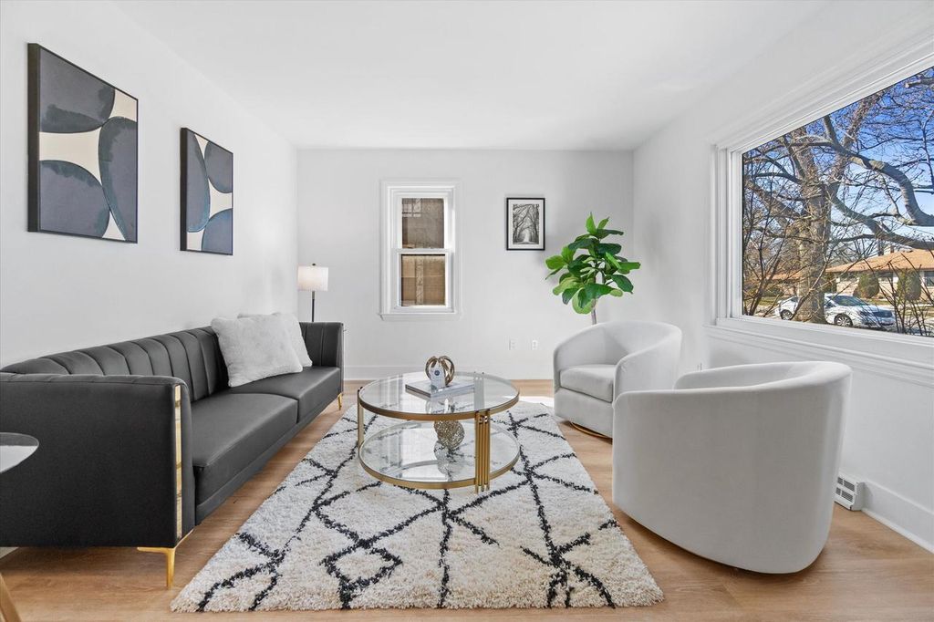 1301 E Norwich AVENUE, Saint Francis, WI 53235