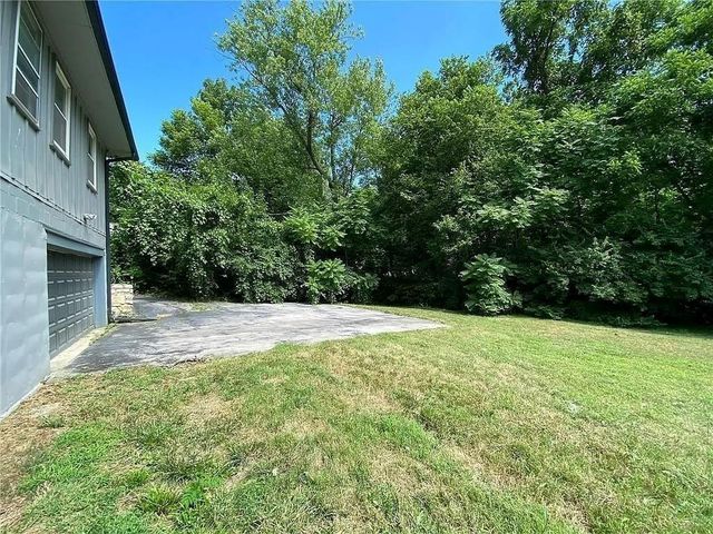 8307 Holmes Road, Kansas City, MO 64131