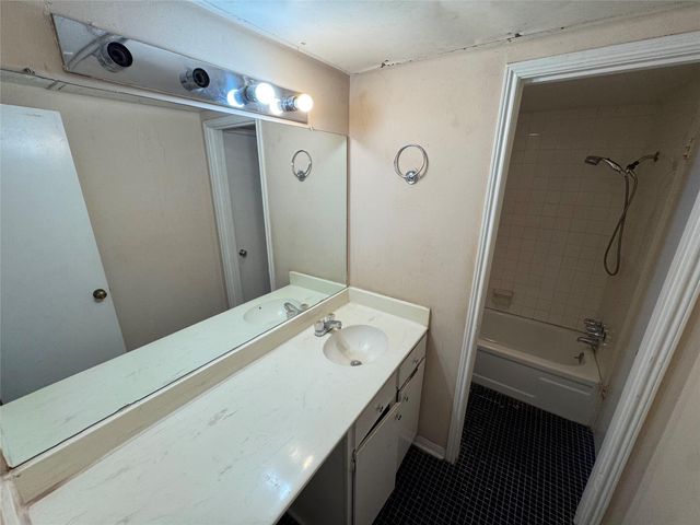 2100 Tanglewilde 344, Houston, TX 77063