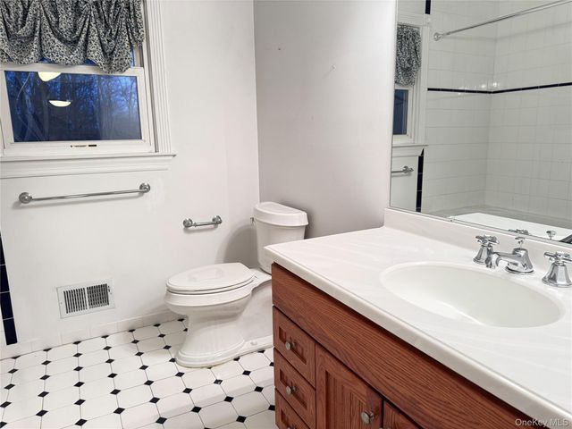 9 Glen Rose Court, West Nyack, NY 10994