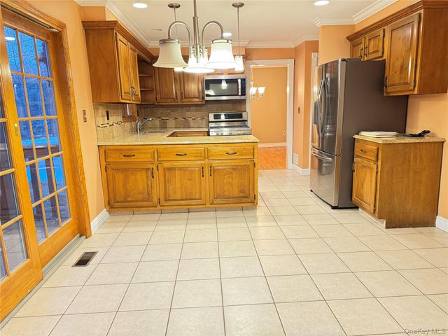 9 Glen Rose Court, West Nyack, NY 10994