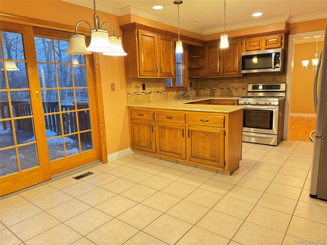 9 Glen Rose Court, West Nyack, NY 10994