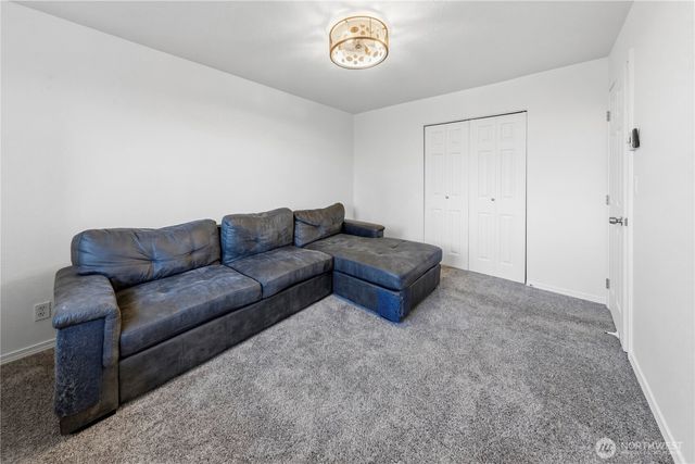 6505 Stewart Avenue E, Puyallup, WA 98371