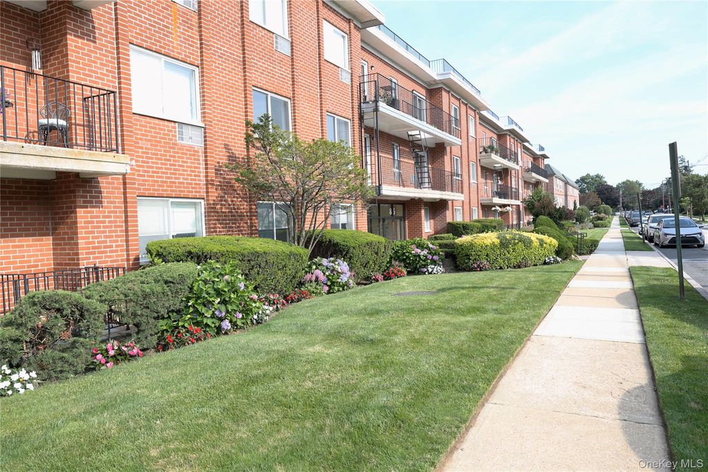 85 S CENTRE AVE B17, Rockville Centre, NY 11570