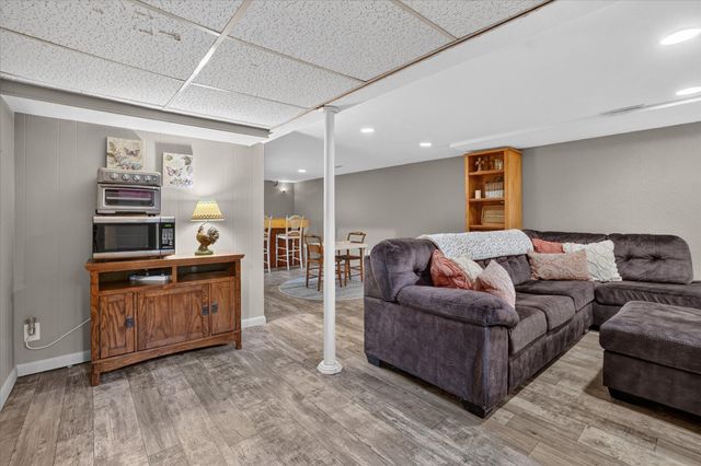 2009 Darby Drive, Lansing City, MI 48906
