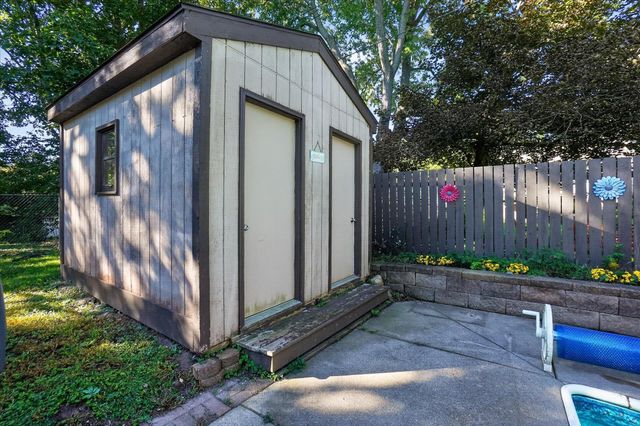 2009 Darby Drive, Lansing City, MI 48906