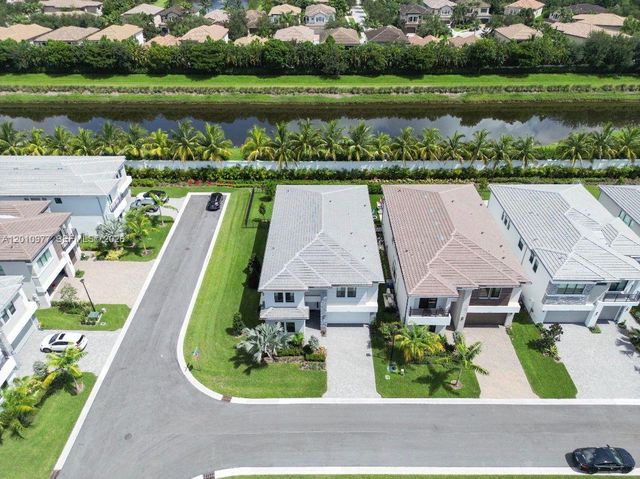 8151 Laurel Falls Dr, Boca Raton, FL 33496
