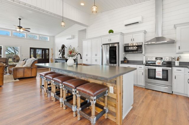 1512 E Henderson Street, Cleburne, TX 76031