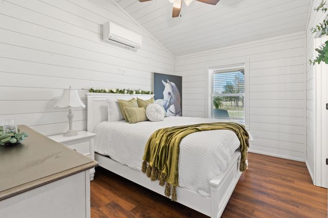 1512 E Henderson Street, Cleburne, TX 76031