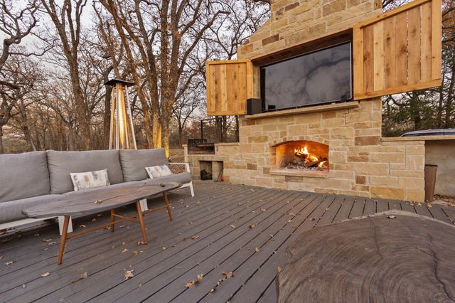 1512 E Henderson Street, Cleburne, TX 76031