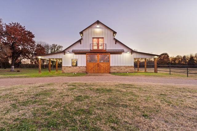 1512 E Henderson Street, Cleburne, TX 76031